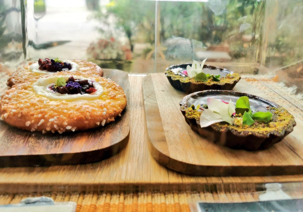 lattelover_2018's tweet photo. ซื้อขนมร้าน forest bake ไปกินก่อน กาแฟผสมน้ำทับทิม อร่อยๆ
เบเกอรี่ ขนมปังหลากหลาย เลือกไม่ถูก
คิดถึงคาเฟ่ ก็แค่มาซื้อกลับไปกินที่บ้าน 😅
#takeaway
#forestbake
#cnx
#chiangmai https://t.co/MpKqizKM3p