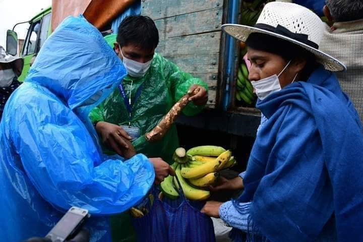 RedEco_Ar's tweet photo. #Bolivia
#DIFUNDÍ 

POLICIA DETIENE POR SER SOLIDARIO A CAMPESINOS DEL TROPICO Y A PERIODISTA DE RADIO COMUNITARIA

Ayer fueron detenidas tres personas del trópico que repartían frutas y un periodista de @KawsachunCoca
 Ahora están en la fiscalia dep.
prestando declaración. https://t.co/nzpkFtC2uj