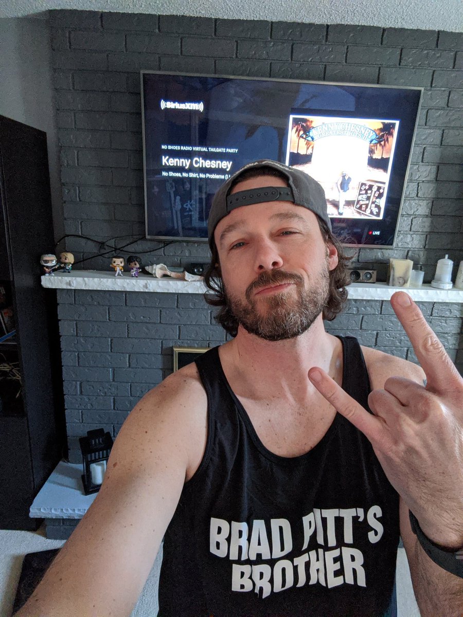 Ready for my #VirtualTailgateParty ! Just waiting for the Doctor, Lawyer Senator's Son but still can't find the Man on the Run! <a href="/noshoesradio/">No Shoes Radio</a> <a href="/noshoesnation/">No Shoes Nation</a> <a href="/kennychesney/">Kenny Chesney</a>