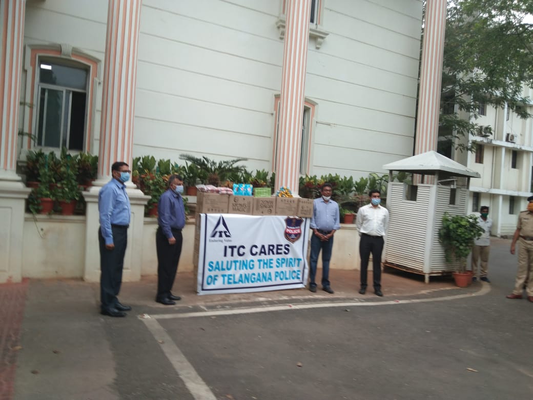 TelanganaCOPs's tweet photo. #ITCcares
#ITCLimited has handed over #Savlon products to
Shri. Jitendar IPS, Addl. DGP L&O at state police headquarters, for the #FrontlinePoliceOfficers who are relentlessly discharging their services in the awake of #Covid19Spread @ITCCorpCom https://t.co/pFpnZ4zGsz