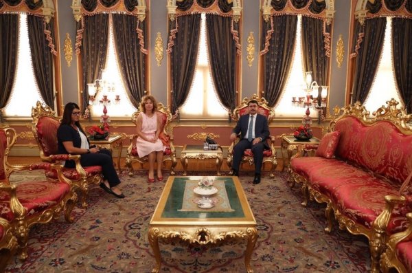 kumtemir_ahmet's tweet photo. Sağlık çalışanları bize yük oluyor demiş Zonguldak valisi.
Ben hiç böyle araçları olan, böyle makam odası kullanan sağlıkçı görmedim. Siz gördünüz mü?  #zonguldakvalisi https://t.co/0RwXWL6Z7I