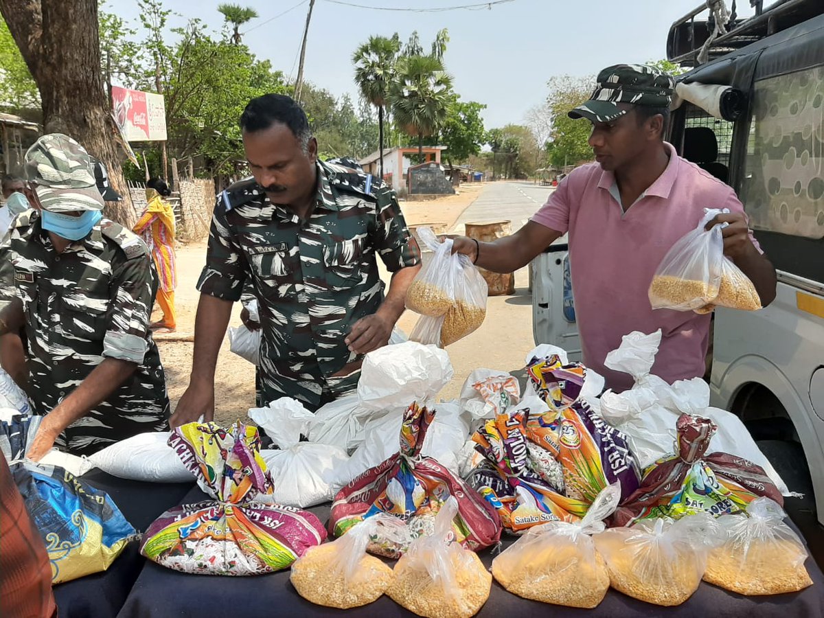 CRPF_sector's tweet photo. 39 Bn #CRPF distributed 200 kg rice, 50 kg Dal to poor tribal people of  Edugurallapalli &amp; Katukapalli villages #Naxal affected in E.ast Godavari, #AndhraPradesh 

#IndiaFightCorona 
#StayHomeStaySafe 

@AndhraPradeshCM 
@dgpapofficial
@crpfindia 
@MRNaik7 
@pibvijayawada https://t.co/9o4ry5GwYw