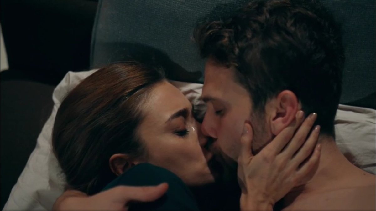 in this scene efsun kept Her eyes open so as To observe yamac,y for the first time kisses a women that way,why?because he from the beginning wanted To be with E,its like a dream that came true,the women he imagined with N was efsun,his heart was longing for her  #cukur  #efyam +++