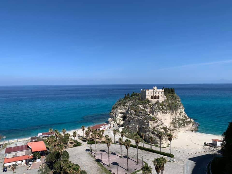 TaniuzzaCalabra's tweet photo. Vi porto a casa mia: Tropea .
Oltre alla splendide spiagge è un borgo ricco di storia e leggende. 
#viaggioinitalia #paesaggioitaliano https://t.co/qJLLLpvJyt