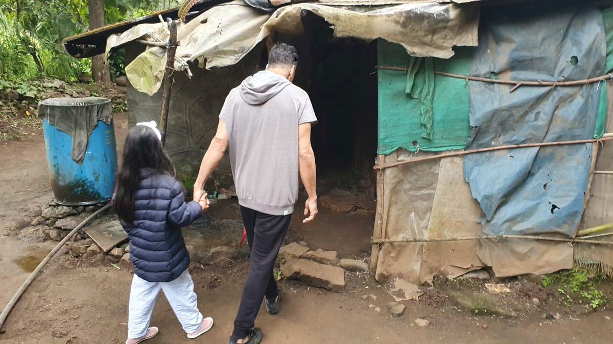 _Prince_khiladi's tweet photo. Once #AkshayKumar &amp; his daughter going out and stopped by old couple's home!
And this is what he said
👇
"We walked into this kind, old couple’s house for a sip of water and they made us the most delicious gur-roti."

Most Down to earth superstar! https://t.co/rpQXP2uL5X