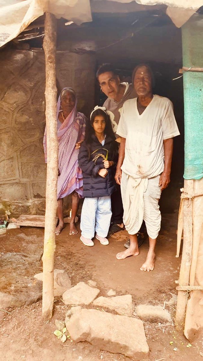 Once #AkshayKumar &amp; his daughter going out and stopped by old couple's home!
And this is what he said
👇
"We walked into this kind, old couple’s house for a sip of water and they made us the most delicious gur-roti."

Most Down to earth superstar!