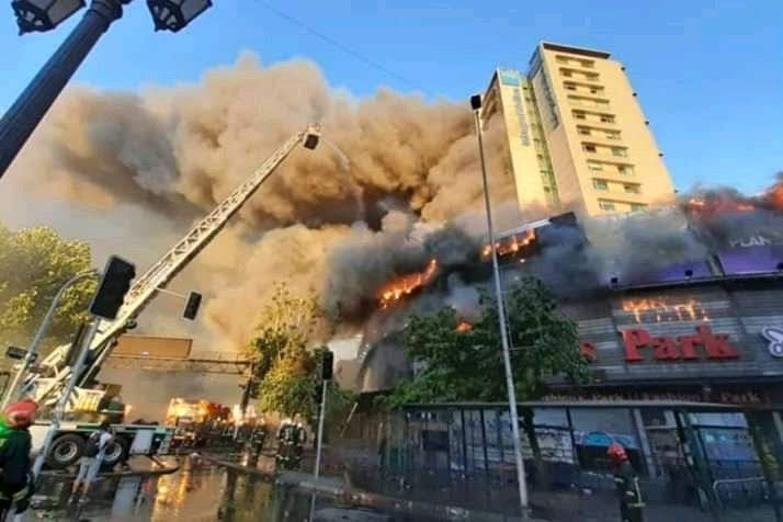 Cientos de buses del transporte público quemados, locales comerciales y fuente laboral completamente destruidos por delincuentes financiados por la Ultra izquierda chilena