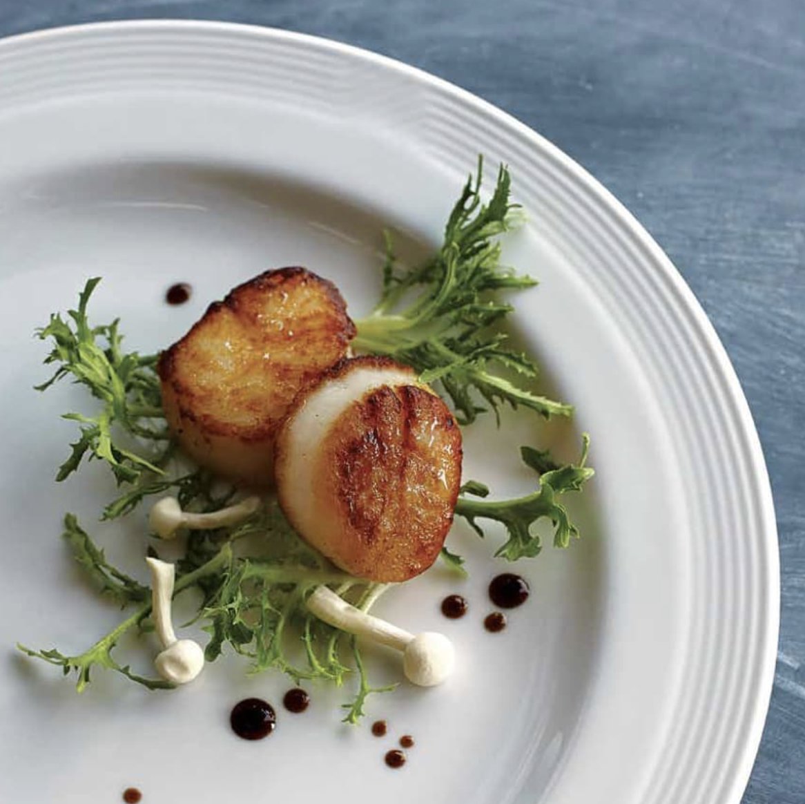 WalkingMatters's tweet photo. Defined by embossed interweaving lines on a mid-rim design, @OneidaFS's #Impressions dinnerware #design evokes a striking symmetry and brings a European style and look to your #restaurant tabletop. 🍴 🍽 
#TabletopMatters
#ThisIsOneida #UpgradeToOneida https://t.co/y4VE8cifHB
