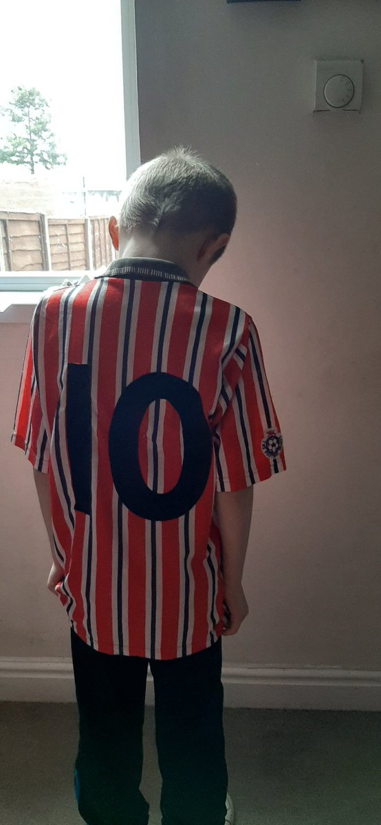 BenniTurner's tweet photo. Found my old shirt out from when I was a mascot fits this little blade perfectly @deanobri1968 @SheffieldUnited #twitterblades https://t.co/PsZ7XrWn2x