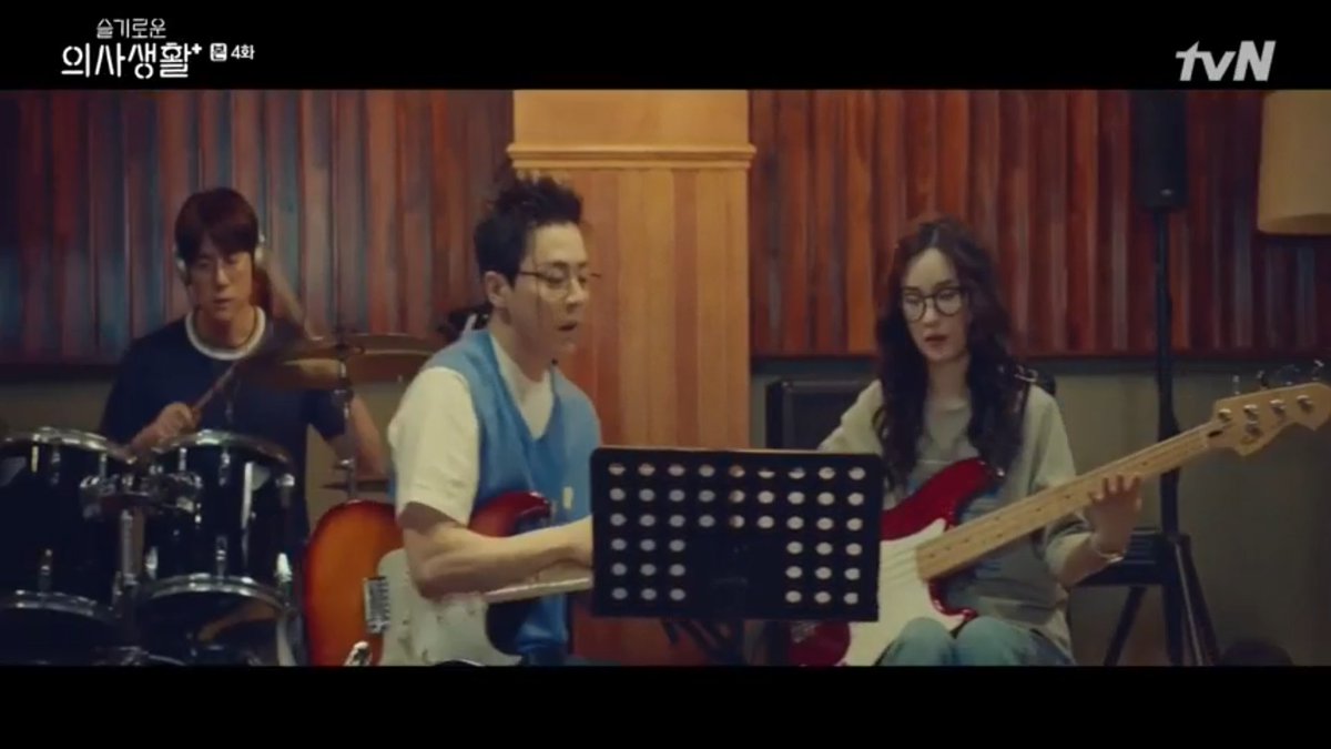 The story of Ikjun teaching Song hwa Bass for 5 yrs..here is the proof shot  #HospitalPlaylist