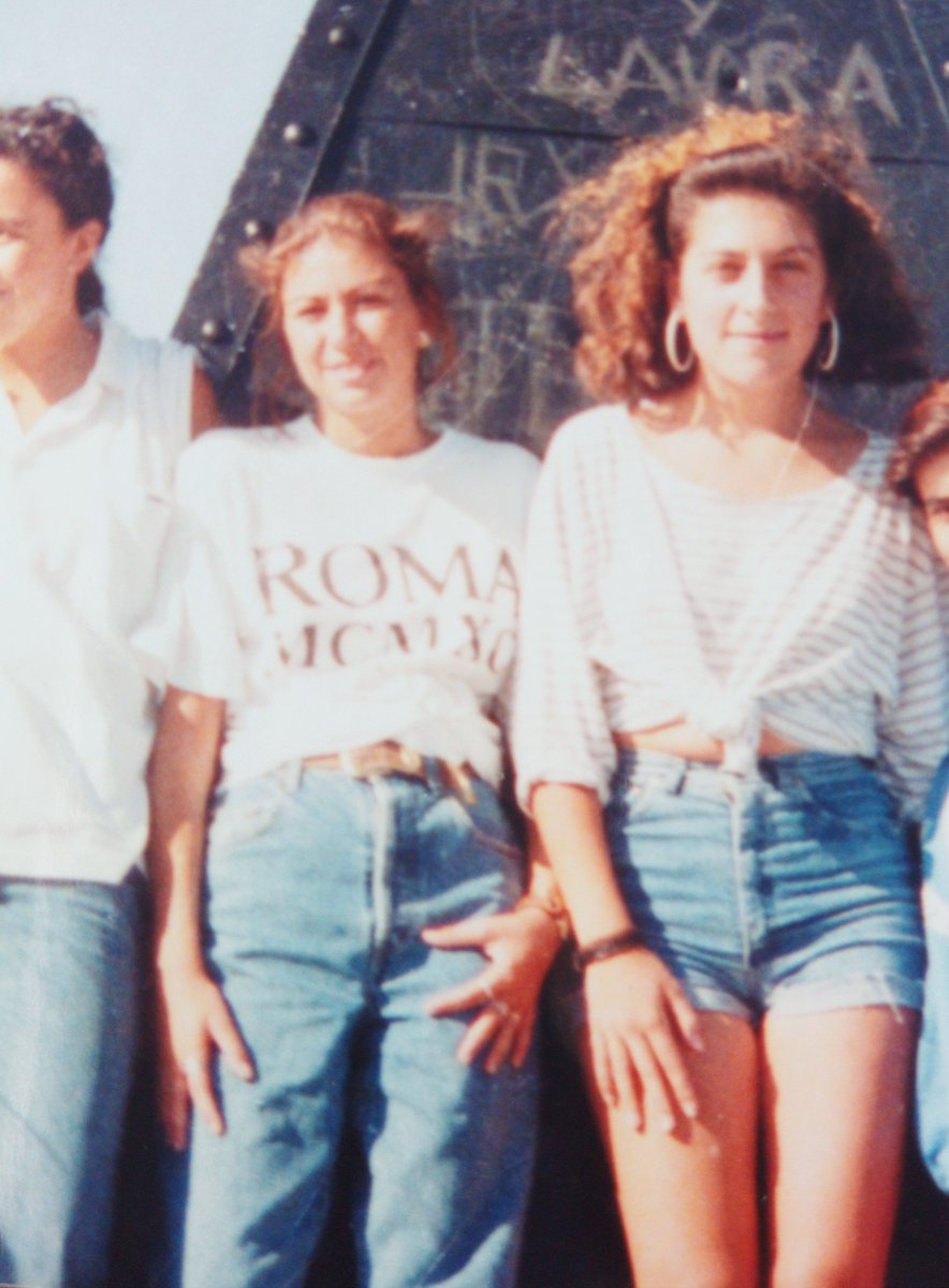 Mar_valoca's tweet photo. Si eres de mi generación, sabrás que a finales de los 80 fue imposible escapar a los pendientacos de aro y a ese tupé horrendo que sólo le quedaba bien a Dylan en Beverly Hills 90210.
No tenía aún 20 años en esta foto.
#Yoalos20
#Dontworrybeguapi #Pelazo #Lookazo #Guantazo https://t.co/QrBz8SQfqA