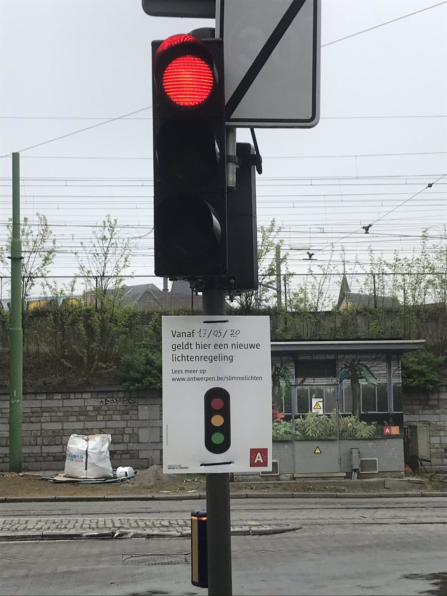 willlemw's tweet photo. @Stad_Antwerpen het heropstarten van de wegenwerken aan de Stanleystraat is een goede zaak. Maar sinds 17/4 fietsers verplichten een drukknop te gebruiken is ongelukkig getimed wanneer we alles maximaal contactloos proberen te organiseren #Covid_19 https://t.co/xw3xwBj4TY