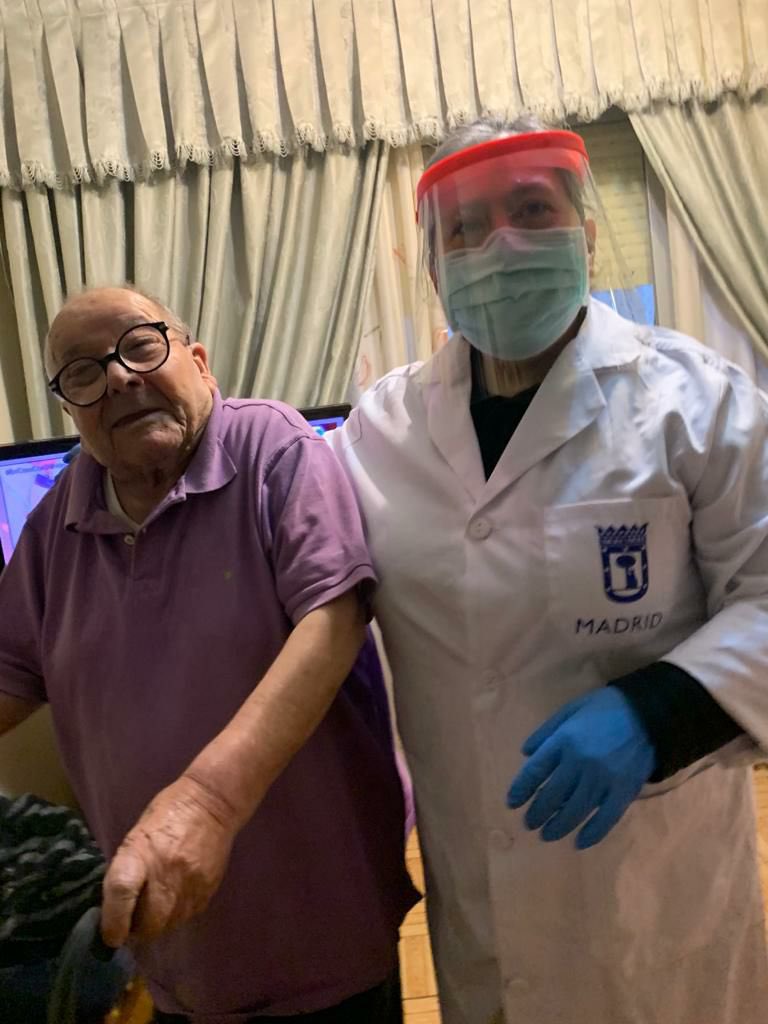 uc3mRoboticsLab's tweet photo. Entrega de 33 pantallas protectoras en la Residencia Clese de Madrid @uc3m @uc3mRoboticsLab @uc3m_aero @Master_bio_UC3M @asrob_uc3m #OT_Leganes #MakerSpaceUC3M @jgvictores  @nuria_imeq #COVID19 #EsteVirusLoParamosUnidos https://t.co/KkEKgioYbk
