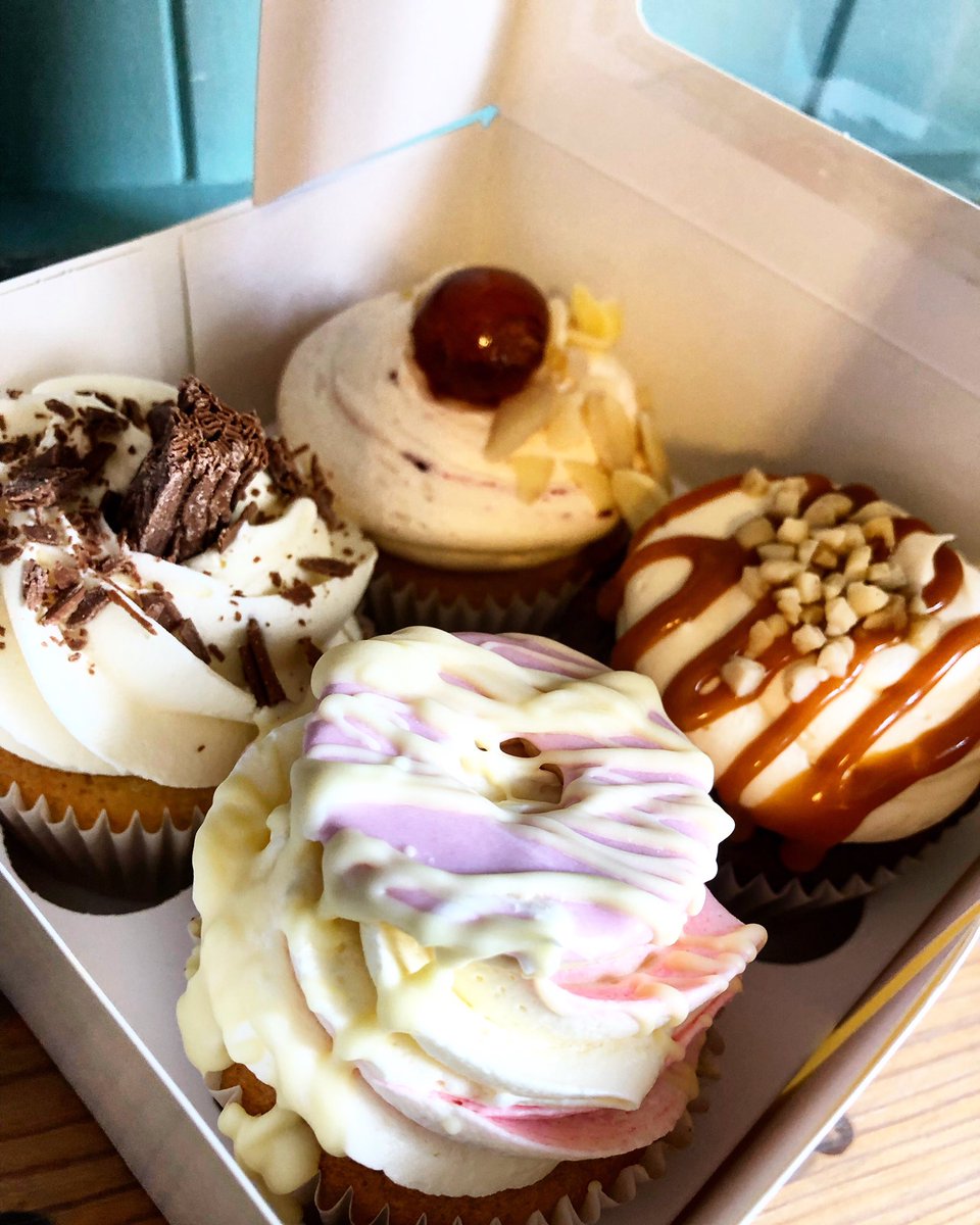 CrumbsCupcakery's tweet photo. Saturday cake day!🧁💗🌸 #weekend #cake #bakery https://t.co/fvyZch4Jzo
