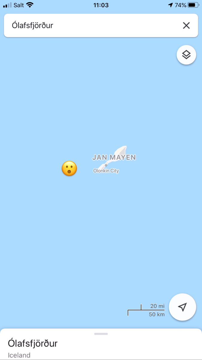 gokotaskes's tweet image. Bir kitap okuyorum; Ólafsfjörður diye bir şehir geçiyor. Kuzey Kutup Dairesi’ne sadece 50 km uzaktaymış. Burada kim yaşar diye haritada yerine bakayım dedim.

Sonra gözüme daha da kuzeyde ufacık bir ada ilişti. Burada kimse yaşayamaz dedim. Zoom yaptım. Sonra olan oldu...