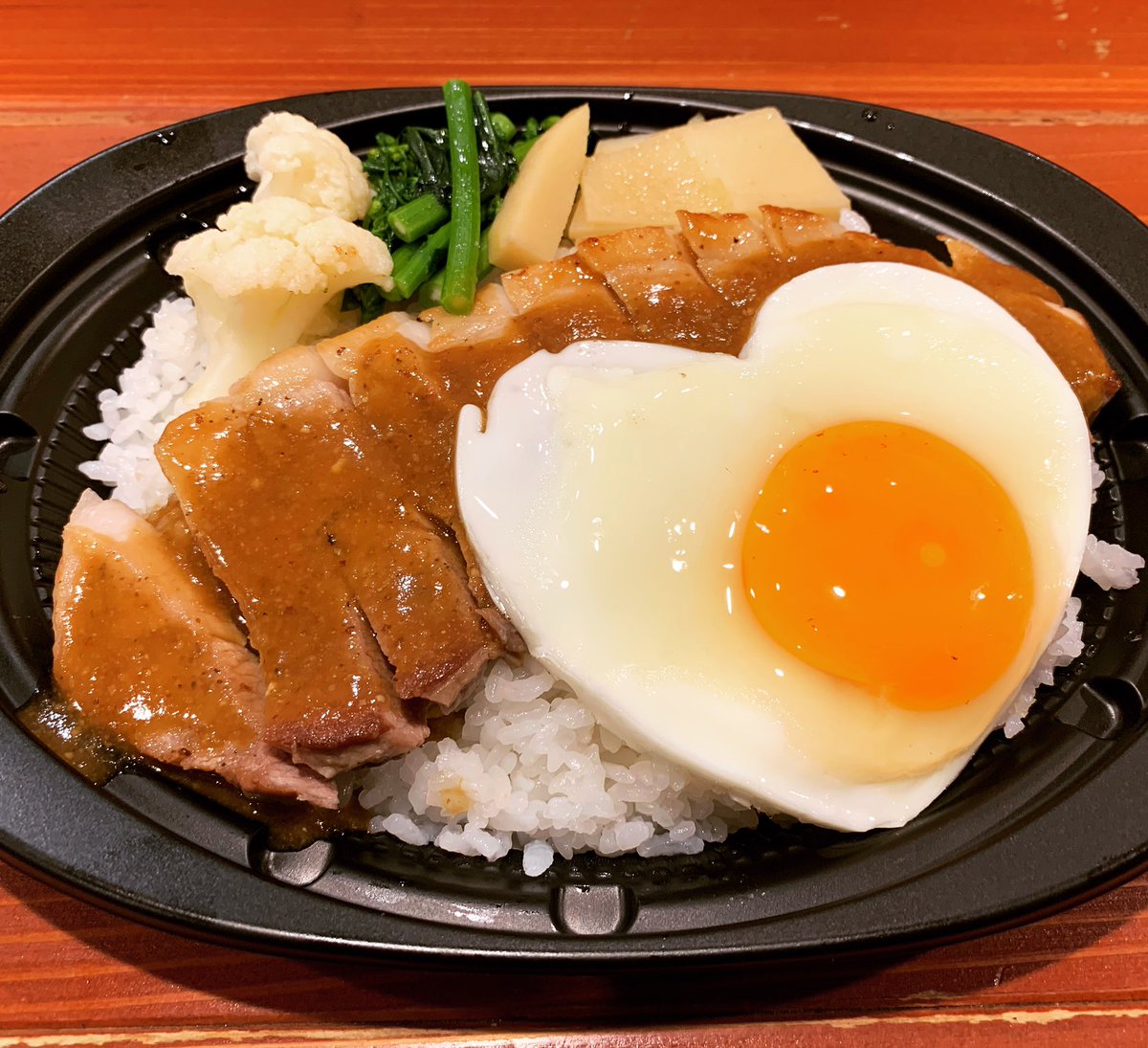 fujiboku5's tweet photo. ルイビ豚ステーキ丼　始めました！

脂が美味しい豚肉と白飯
合わないわけがない！
最高のマリアージュ！

モモ¥850(税込)
ロース¥1,000(税込)

#富士宮テイクアウト情報　#富士宮　#ルイビ豚　#FUJIBOKU https://t.co/HtNrKNDEKN