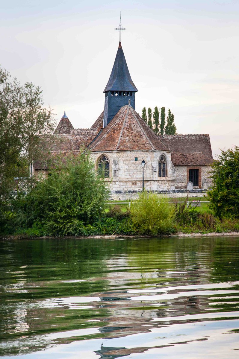 LaSauvegarde's tweet photo. 🌍🏠#ConfinementJ33 aux portes de la Seine
Portejoie #Eure, signifie "port agréable"
🕊️L’église Ste-Colombe est l’exemple parfait des édifices ruraux du bord de Seine, où elle trempe ses pieds.
Les couvertures et des maçonneries ont été restaurés en 2020.
https://t.co/JfVQdxGbFS https://t.co/MVeYx3LpKf