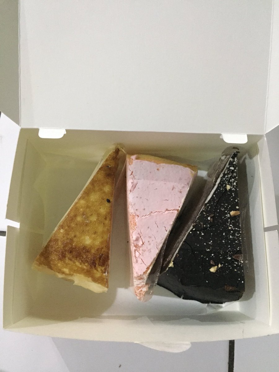 mentaicanape's tweet photo. Buka puasa kali ini dessertnya layer cake (gaya pisan gak??) kapan lg coba dengan 14k udah dpt dessert mevvah kek gini. Thanks to @surplus_ID ❤️ #combatfoodwaste #antimubazir #savebudget #saveplanet https://t.co/5XTQQXJrzb
