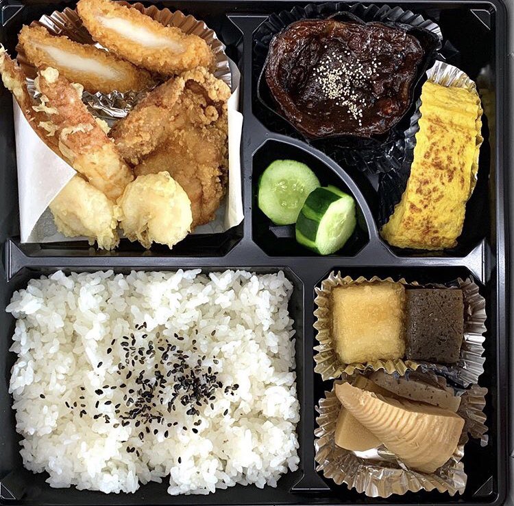やっこ酒店 愛知県西尾市の地酒専門店 今日は 花のれん さんの日替わり弁当をエール飯 日替わり弁当 780円 税込 天ぷら 唐揚げ 煮物 玉子焼きとボリューム満点のお弁当 米なす田楽は存在感が凄い その他のお弁当もテイクアウト可能 花