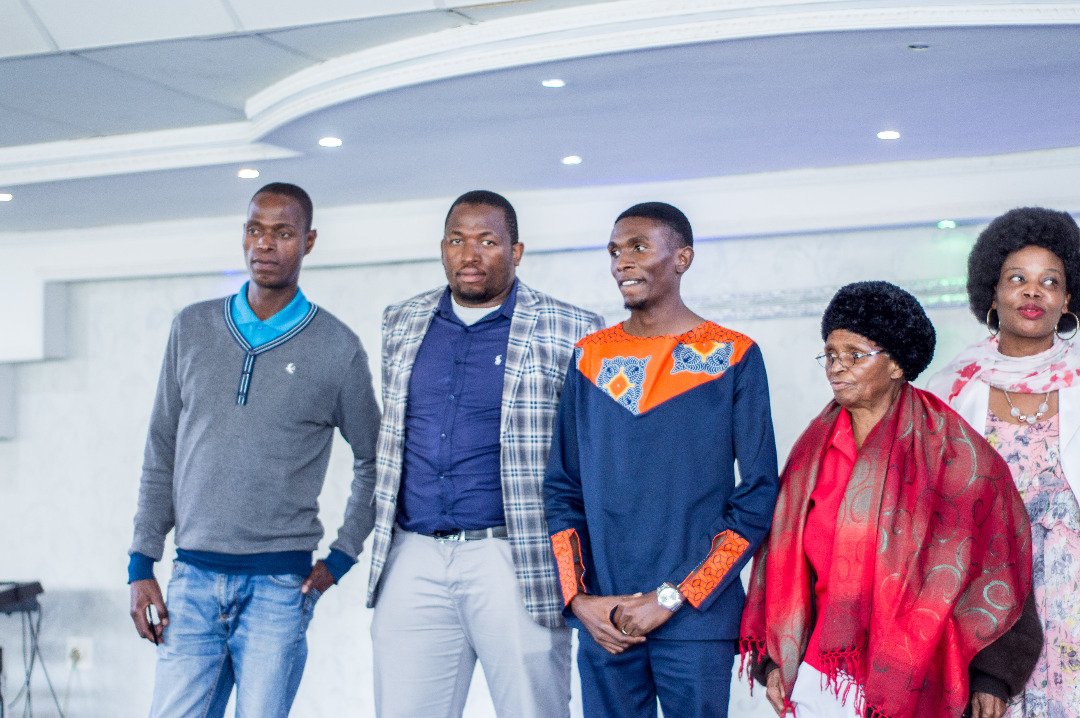 NkosinathiDuma's tweet photo. Ska worry nge social distancing, its an old pic https://t.co/l5Azm7D5YD