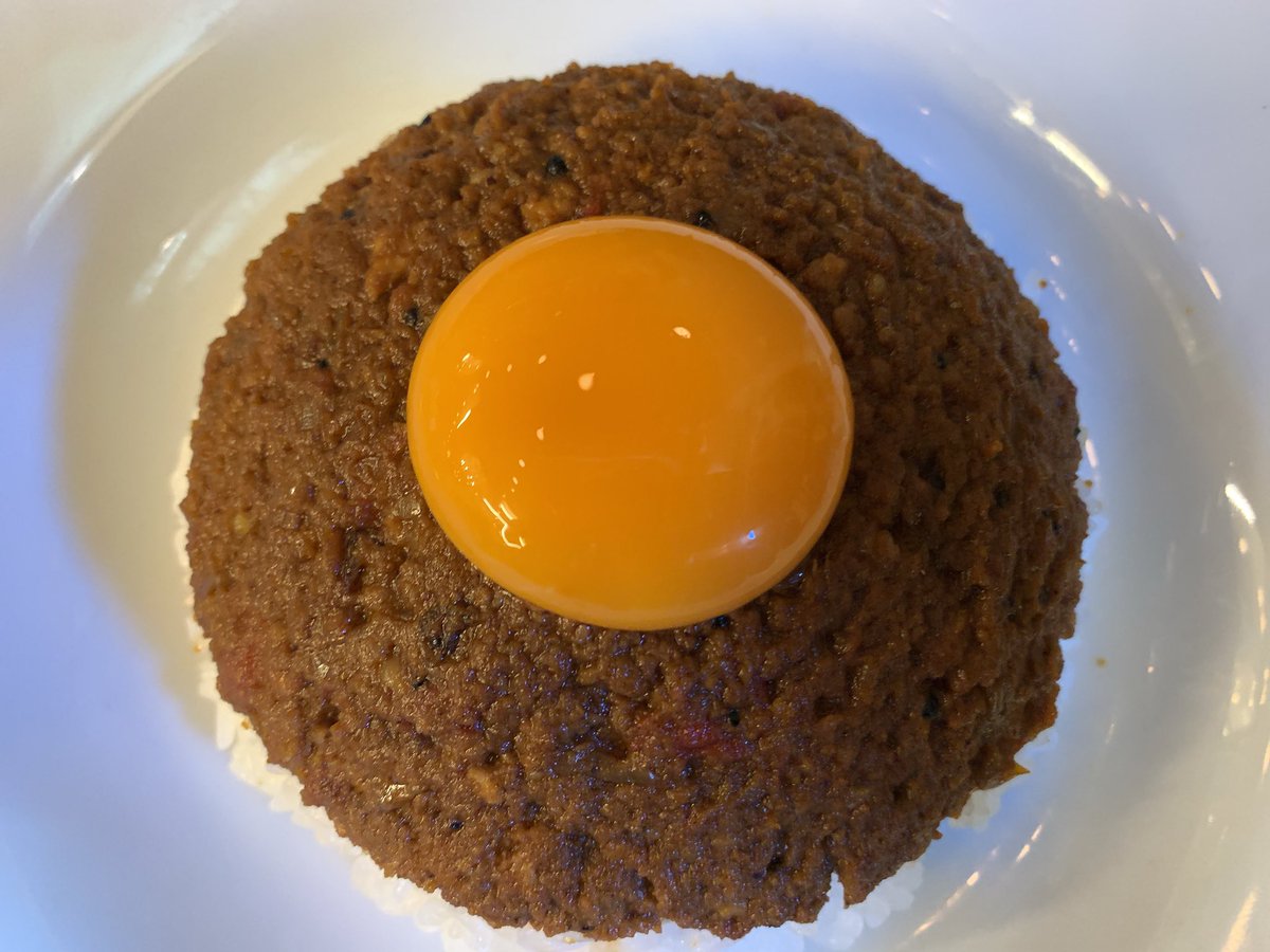 loloewololo2's tweet photo. まじでこの世の全てのカレー好きに教えてあげたいんだが原宿の【mokubaza】には全ての人間を虜にする禁断のキーマカレーがある。
これが店内オシャレ、見た目も味も完璧で超絶美味いからぜひ全国のカレー好き、カレーを愛する者たち、カレーを憎む者たち、全てのカレー関係者に伝われ！ https://t.co/vYi33tlCwa