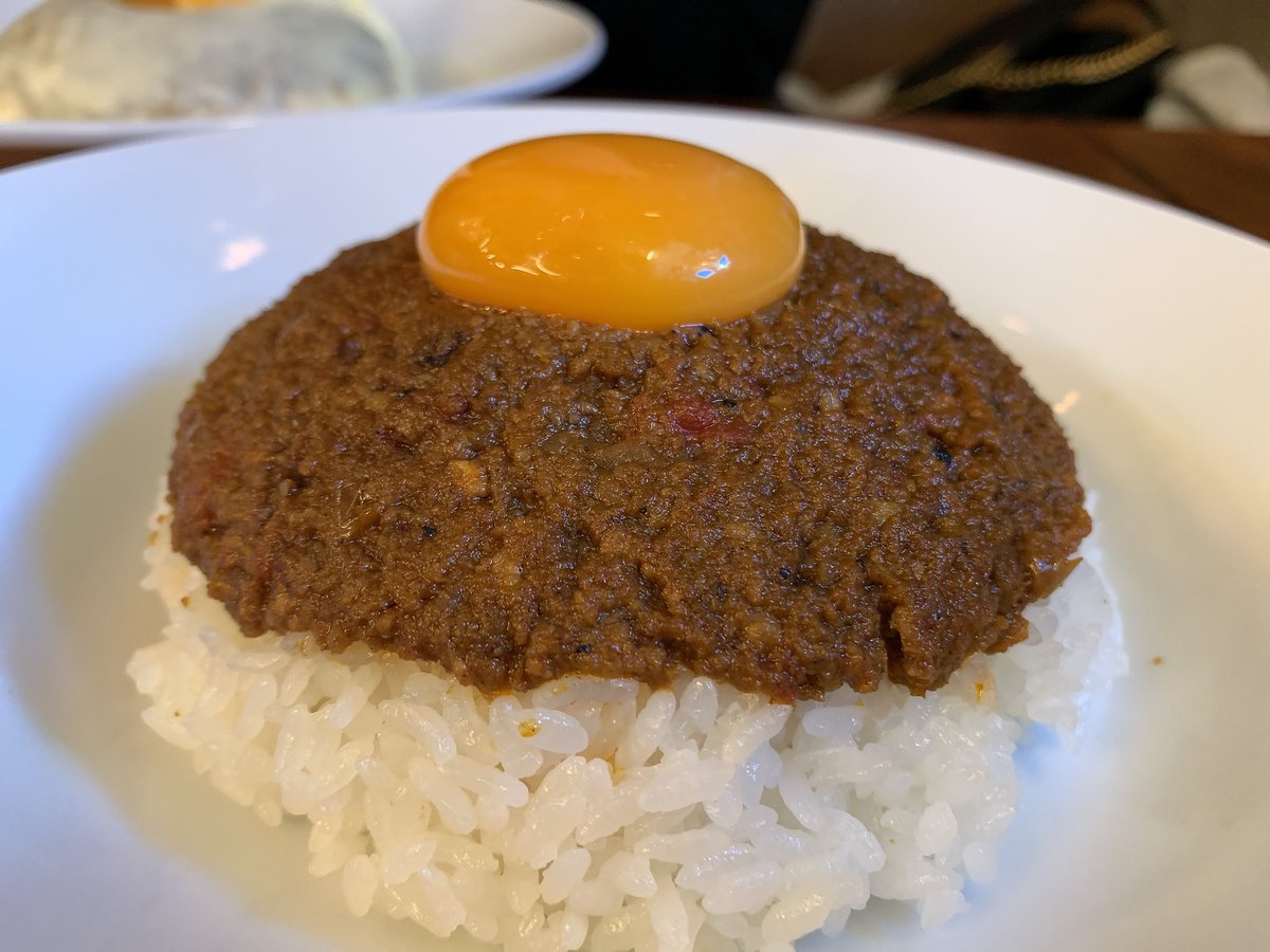 loloewololo2's tweet photo. まじでこの世の全てのカレー好きに教えてあげたいんだが原宿の【mokubaza】には全ての人間を虜にする禁断のキーマカレーがある。
これが店内オシャレ、見た目も味も完璧で超絶美味いからぜひ全国のカレー好き、カレーを愛する者たち、カレーを憎む者たち、全てのカレー関係者に伝われ！ https://t.co/vYi33tlCwa