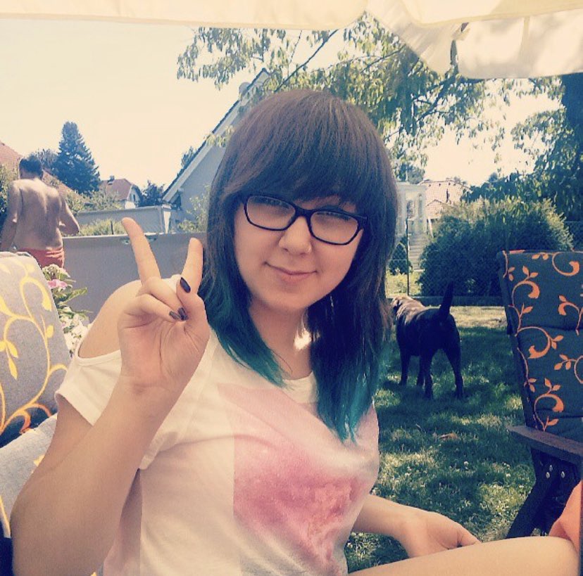 MochiPunch's tweet photo. Ich mache auch mal mit
#MeAt20 vs #MeAt27
Soooo krass hab ich mich nicht verändert 🤷🏻♀️
Ausser dass ich schlanker bin und eine unnatürliche Haarfarbe habe. https://t.co/3SpN98BJBD