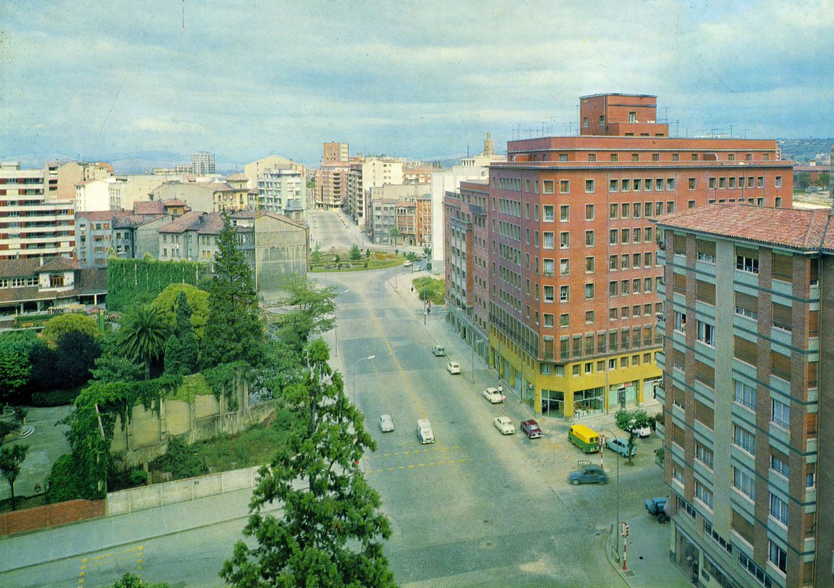 Histoviedo's tweet photo. Buenos días de sábado, un paseo desde las alturas por la Avenida Galicia a finales de los 60, dos tomas desde el mismo sitio pero con distinto flujo de vehículos, fotos VÍA: #EdicionesAlarde #Oviedo #HistoriaOviedo https://t.co/rpE9itNqoH