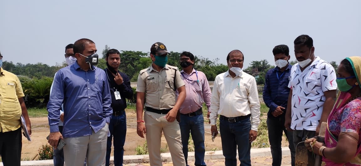 Ganjam_Admin's tweet photo. Mr Aditya Swain, OAS,Tahasildar Digapahandi. 
Detected Rectum cancer six months back. Already operated. Chemotherapy is going on.
Working hard in covid situation .. Covid Warrior 👏#OdishaFightsCorona @CMO_Odisha @HFWOdisha @rdmodisha https://t.co/7OJ3Jeyp5n
