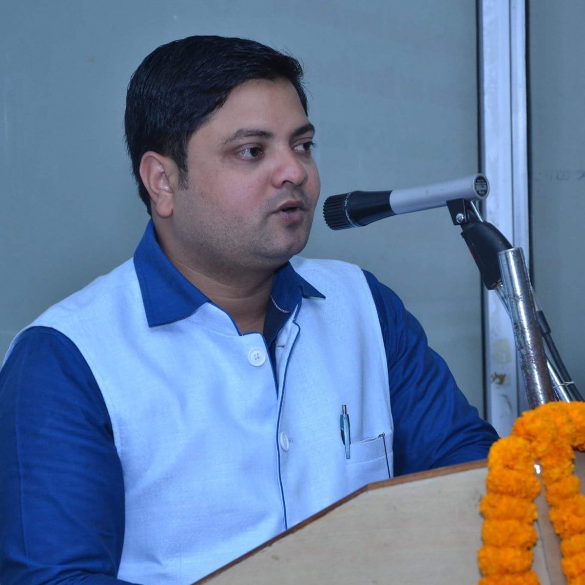 piyush_raman's tweet photo. #MeAt20 #MeAt33 Love for mike is still alive. Lot of memories associated with the old pic.. clicked during annual university function at Chandra Shekhar Azad University of Agriculture and Technology, Kanpur. https://t.co/GS5Ut3sNF6
