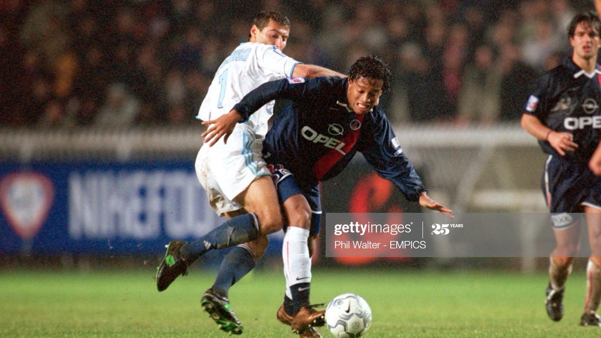 KlasykaFutbolu's tweet photo. Piotr Świerczewski (OM) vs Ronaldinho (PSG). 29 października 2001 roku. Zero do zera.
Ronaldinho z Artetą, wspierani przez obrońców Heinze czy Pochettino. W środku pola gości dwóch zabijaków - Świerczewski i Van Buyten, wspierani przez mistrza świata - Franka Leboeufa. https://t.co/f10tB9YocX