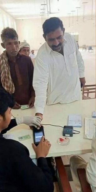 SafinaKhann's tweet image. یہ نمبردار مظہر عباسی لودھراں
سے #PTI کی #SocialMedia کا انچارج بھی ہے
اپنا ذاتی گھر اور زمین بھی ہے
اسکے باوجود #EhsasProgram کے
تحت 12ہزاربھی لےرہا ہے
مطلب #TigerForce والے خوب کمائی کر رہے ہیں
کوئی ہے #Pakistan میں #ImranKhan کو پوچھنےوالا؟
🙏
#ChorNiaziKaChokidarNAB