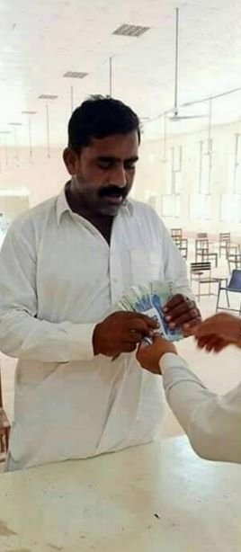 SafinaKhann's tweet image. یہ نمبردار مظہر عباسی لودھراں
سے #PTI کی #SocialMedia کا انچارج بھی ہے
اپنا ذاتی گھر اور زمین بھی ہے
اسکے باوجود #EhsasProgram کے
تحت 12ہزاربھی لےرہا ہے
مطلب #TigerForce والے خوب کمائی کر رہے ہیں
کوئی ہے #Pakistan میں #ImranKhan کو پوچھنےوالا؟
🙏
#ChorNiaziKaChokidarNAB