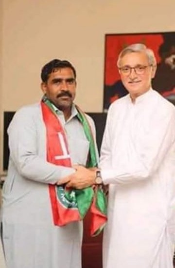 SafinaKhann's tweet image. یہ نمبردار مظہر عباسی لودھراں
سے #PTI کی #SocialMedia کا انچارج بھی ہے
اپنا ذاتی گھر اور زمین بھی ہے
اسکے باوجود #EhsasProgram کے
تحت 12ہزاربھی لےرہا ہے
مطلب #TigerForce والے خوب کمائی کر رہے ہیں
کوئی ہے #Pakistan میں #ImranKhan کو پوچھنےوالا؟
🙏
#ChorNiaziKaChokidarNAB