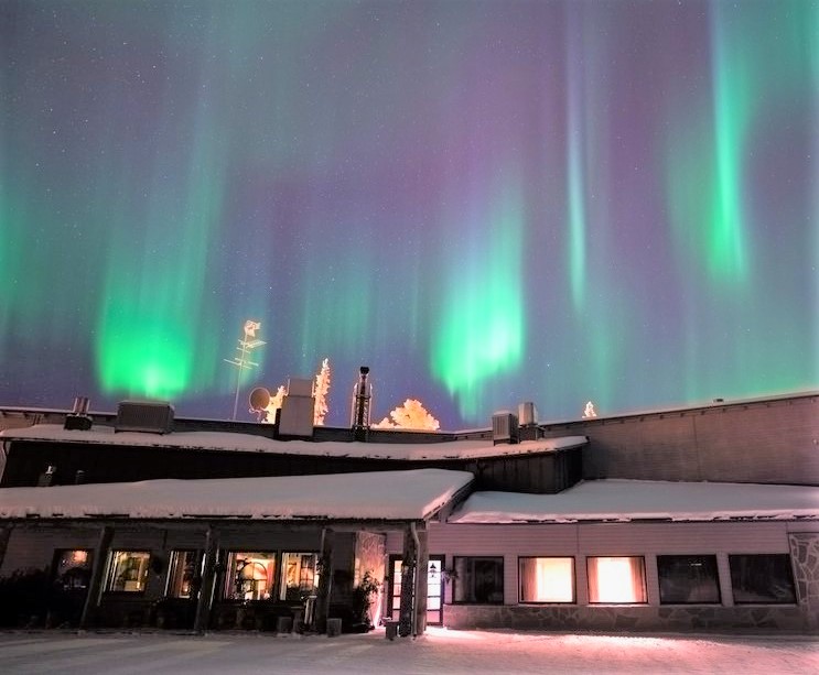 Did you know that #northernlights can be seen from August until April? Of course, it's up to mother nature whether you actually see them or not... Read more about @RoarLoudTravel 's experience on their article: roarloud.net/2020/04/13/exp… #SantasHotels