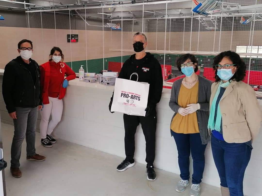 AlosTeia's tweet photo. ❤️Un 10 per les persones i empreses solidàries compromeses socialment: Pro Arts Tattoo Shop fa donació de material de protecció i higiene al centre d'acollida temporal de persones sense sostre del Maresme, al Masnou #COVID19 https://t.co/v4iLAohOWY 👏👏❤️