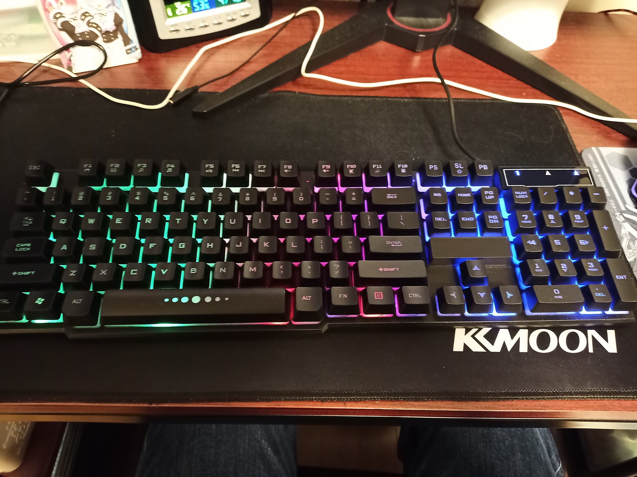 グレン ドンキで売ってた胡散臭いゲーミングキーボード買った 矢印キーの上のロゴ入れる部分に何も入っていない辺りが 汎用品感凄い グレン ドンキで売ってた胡散臭いゲーミングキーボード買った 矢印キーの上のロゴ入れる部分に何も入っていない辺りが 汎用品感凄い