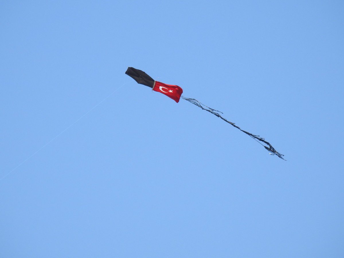 Çeliktepe üzerinde uçurtma uçuran kişi- seni seviyorum ❤️ Gelecek haftasonu ben de uçuracağım - bir uçurtma bulmam lazım- haydi her Cumartesi Pazar beraber uçuralım- en azından üst katta balkonu olanlar 🙏🙏👍👍sokağa çıkma yasağı günlerinde moral olsun 🍀🍀🎉🎉