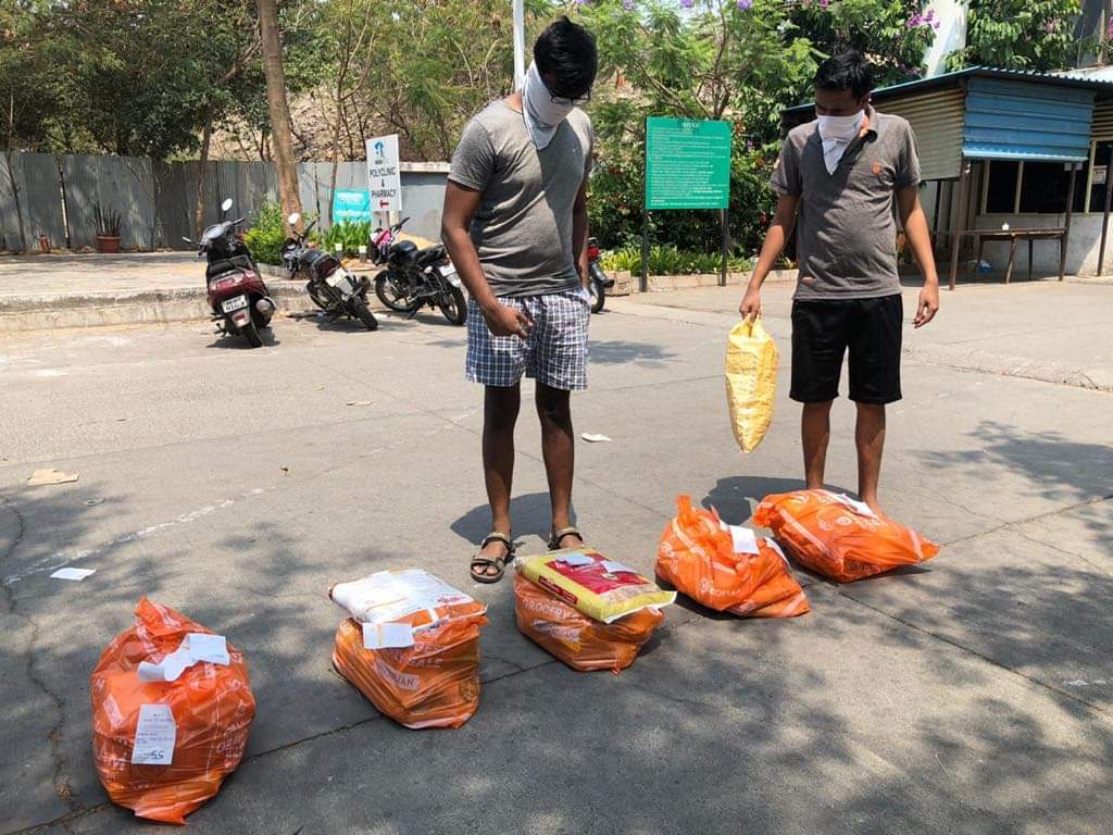 letsblinkit's tweet photo. Your safety is our priority. Hence, we want to assure you that we've been taking all the safety &amp; hygiene measures by providing Zero-Touch delivery of your groceries to your doorstep. 
#GrofersDeliveringSafely  #GrofersZeroTouchDelivery https://t.co/kRkkdLC3la