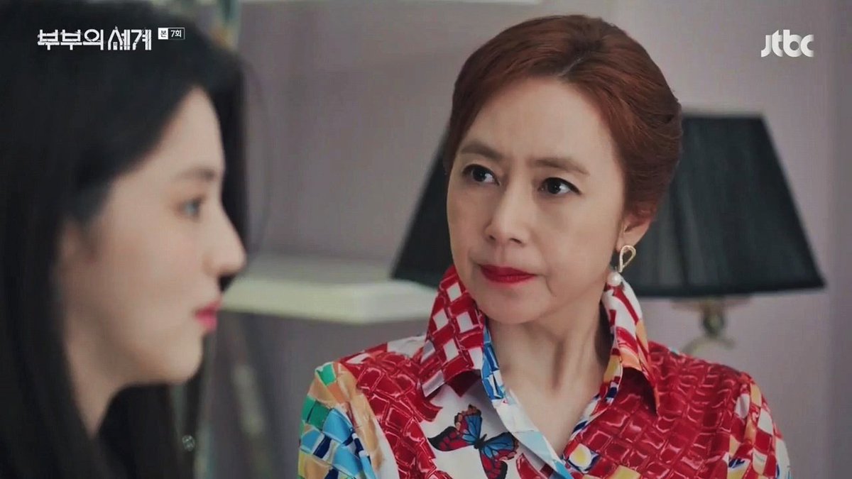 Maybe someone should remind to Da Kyung's mother that her daughter isn't a winner. She is a home wrecker, mom shouldn't be so proud just cause the asshole got rich #TheWorldoftheMarried #부부의세계