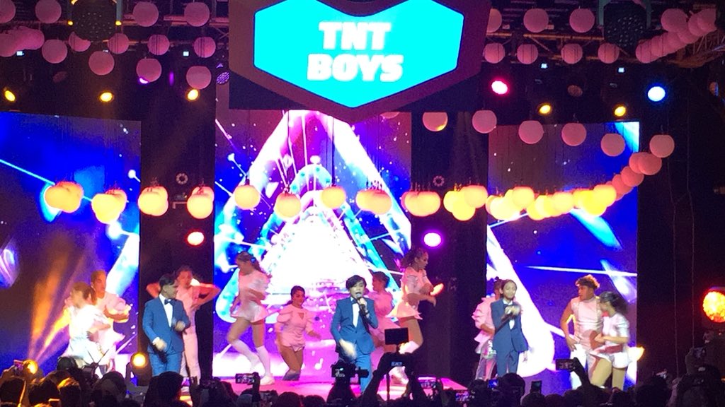 bEeeevsss18's tweet photo. here's a throwback performance of our world class trio on stage.. perfect angle from my seat #TNTVWithin TNT Boys
@TNTVersions @TheTNTBoys https://t.co/jVIt8WLkhv