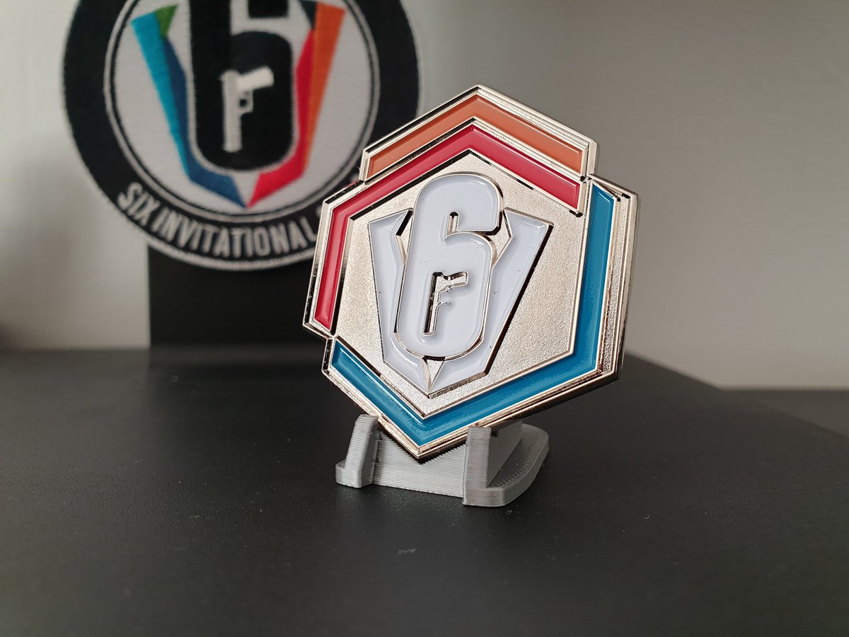 Andarne_'s tweet photo. Attended the Six Invitational 2020? Grab one of the coins? Why not also grab a nifty little display mount for it, and have it sit pride of place on your shelf.
Available now at #Darny3D - https://t.co/JdJ4O6OWLL
(Coin not included)
#Etsy #RainbowSix #SixInvitational #R6 https://t.co/LCyMPysDx8