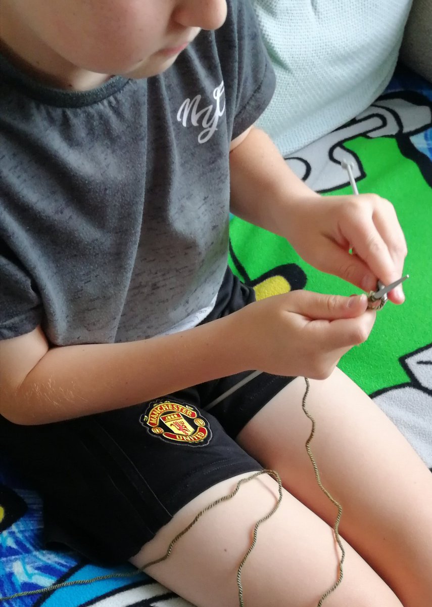 TTyzie's tweet photo. Trying to learn something new @Towcesteryear5 @TowcesterPrim 👍🏻
Started with 20 stitches ... Now I have 24! 🤦🏻‍♂️🤷🏻‍♂️ I can cast on, drop stitches &amp; make holes without knowing! 😂🤣 https://t.co/AoYUkID15v