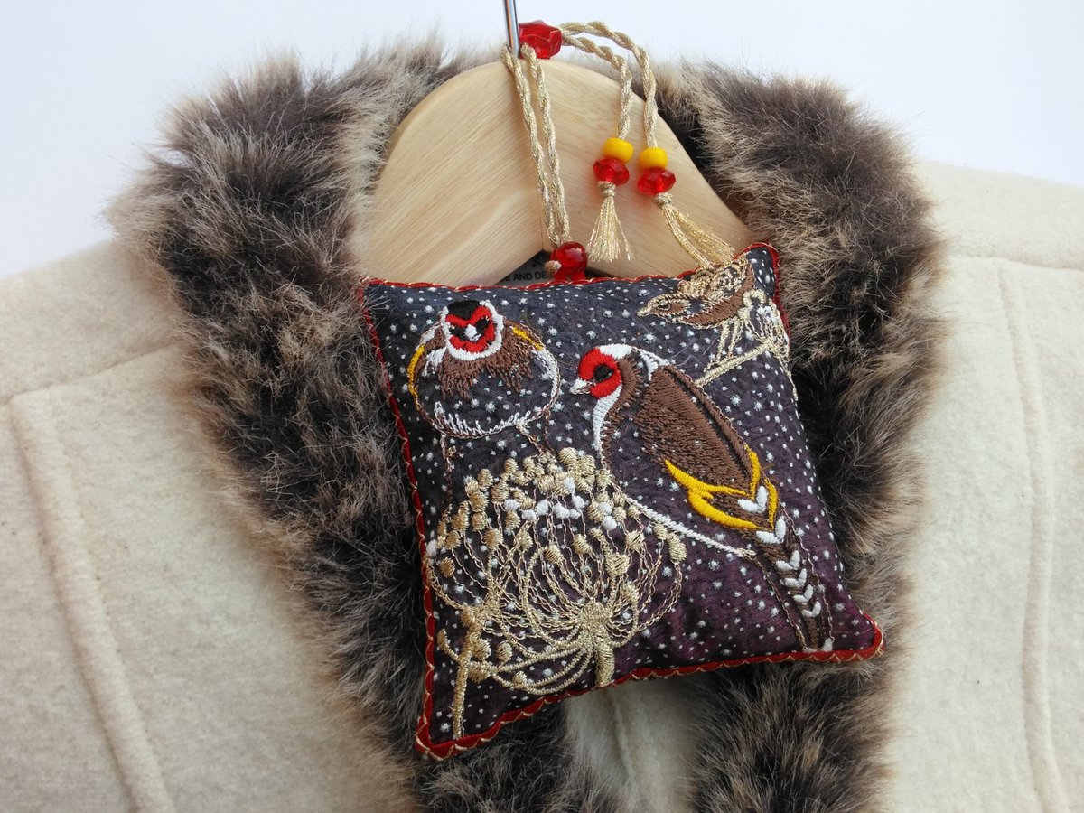 After all the lovely sunshine and light evenings of late, who is going to like this snowy #GOLDFINCHES #embroidered #lavender bag? Your #woollens certainly will.
thebritishcrafthouse.co.uk/product/winter…
#tbch #UKGiftHour #supportsmallbusiness #onlineshopping #newontbch