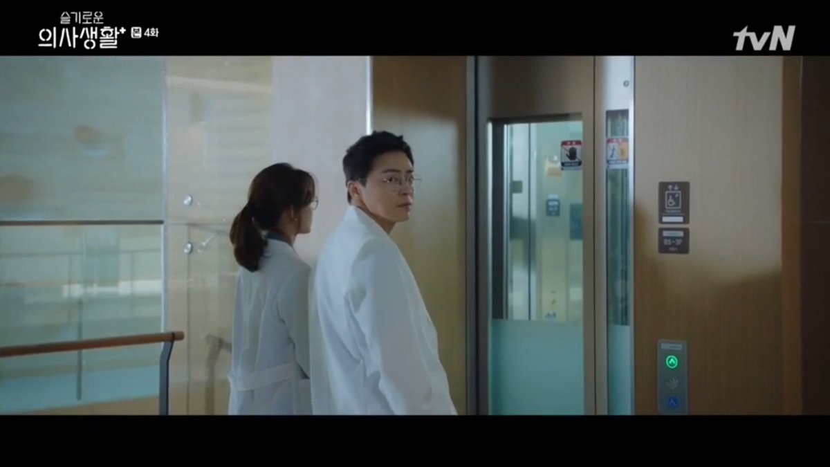 Ikjun our wingman. Jeongwon is the one who introduced ikjun wife to him. Now we got ikjun setting up jeongwon to dr winter #HospitalPlaylist