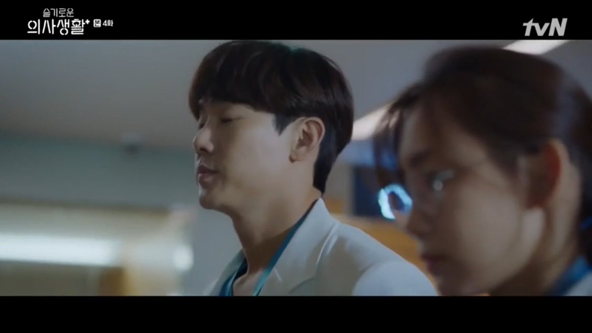 Ikjun our wingman. Jeongwon is the one who introduced ikjun wife to him. Now we got ikjun setting up jeongwon to dr winter #HospitalPlaylist