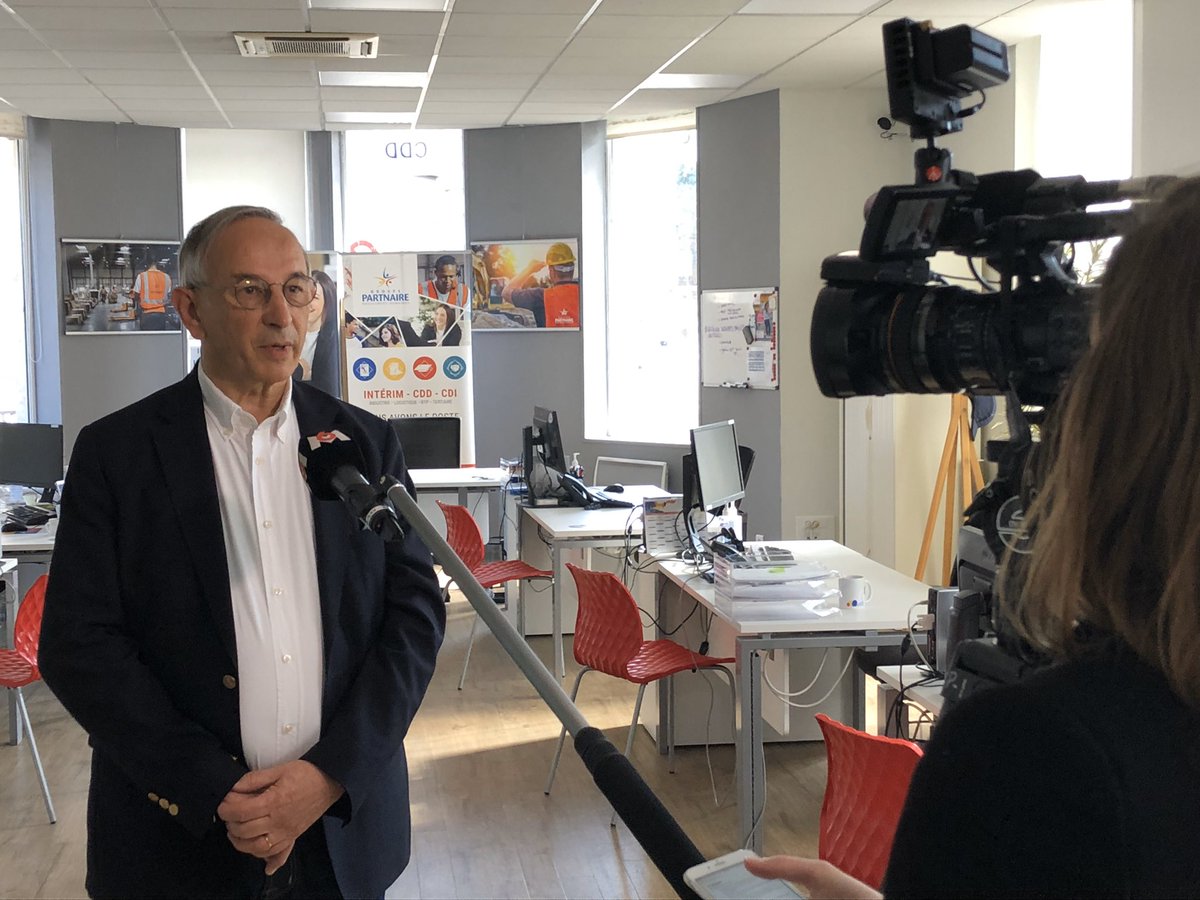 CE_LoireCentre's tweet photo. 🎬 Entreprises et banques, une relation de confiance précieuse dans ce contexte inédit : reportage pour @M6Groupe avec Philippe Gobinet, PDG du @GroupePartnaire et son banquier, Cedric Tourne, de la @CE_LoireCentre. Diffusion au JT ce soir ou demain #economie #banqueutile https://t.co/9REKlBLaiz