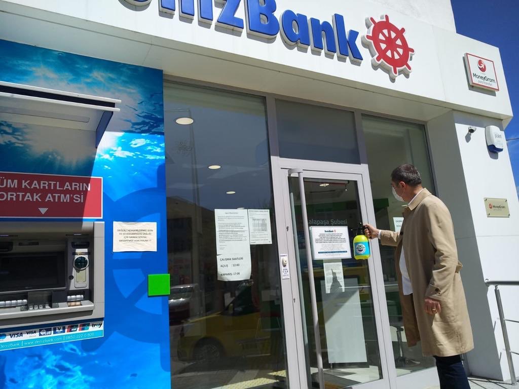 Edirne Valiliğince gönderilen pratik dezenfektanlar kamu kurumları ve ilçemizdeki apartman dairelerinde kullanmaya devam ediyor. <a href="/edirne_valiligi/">Edirne Valiliği</a>