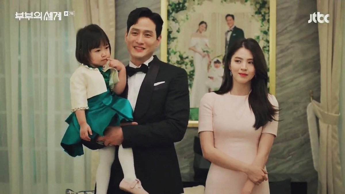 THIS MARRIAGE LOOKS SO FAKE!!!Da Kyung is the only one invested in it. Tae Oh is using her for his purposes only. She is Sun Woo's replacement. #TheWorldoftheMarried #부부의세계