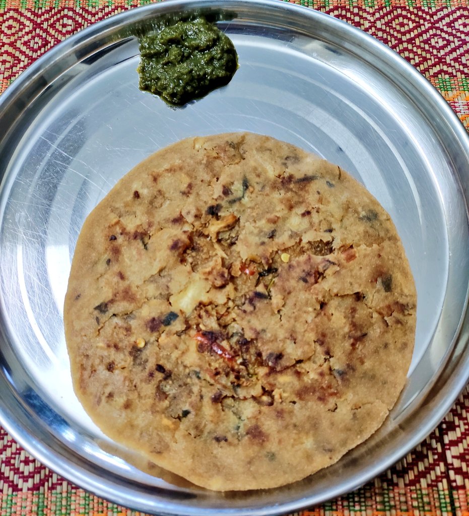 Mehnat ka phal tasty hota hai!!Aaj patidev ki yeh pending request lunch mein banayi gayi thi... Gobhi parathas with dhaniya chutney!!  #jogacooks